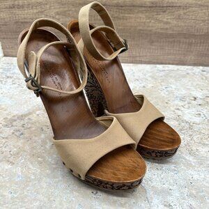 Stella McCartney Tan Carved Wooden Platform Womens Sandals  Size 38 Open Toe